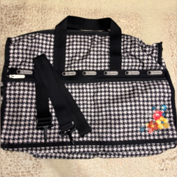 BNW LESPORTSAC LARGE WEEKENDER BAG - Picture 1 of 9